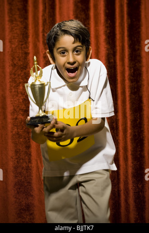 Garçon l'investiture holding trophy Banque D'Images