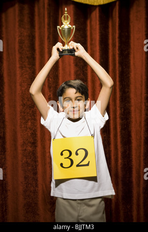 Garçon l'investiture holding trophy Banque D'Images