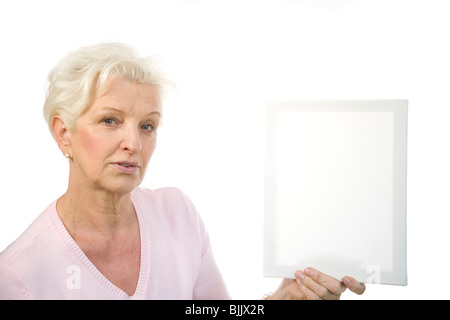 Femme tenant un panneau blanc vierge Banque D'Images