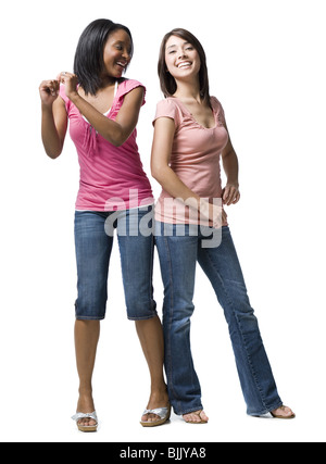 Deux femmes smiling et danse Banque D'Images