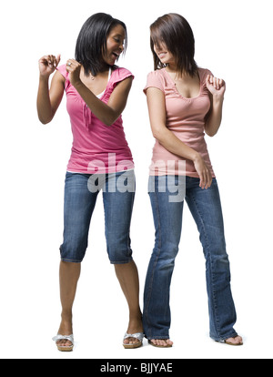 Deux femmes smiling et danse Banque D'Images