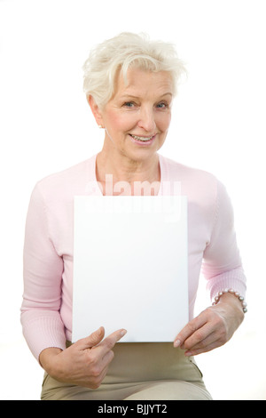 Femme tenant un panneau blanc vierge Banque D'Images