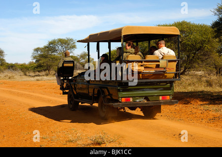 Vus avec les touristes et les trackers en excursion dans le Madikwe Game Reserve, Afrique du Sud, l'Afrique Banque D'Images