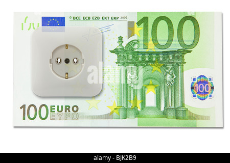 Prise électrique et un billet de 100 euros, image symbolique pour les coûts d'électricité élevés Banque D'Images