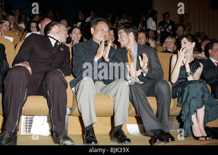 ANG LEE Heath Ledger Jake Gyllenhaal et Anne Hathaway BROKEBACK MOUNTIAN PREMIERE. PALAZZO DEL CINEMA LIDO Venise ITALIE 02 Banque D'Images