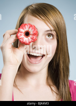 Close-up of woman holding flower jusqu'à l'œil Banque D'Images
