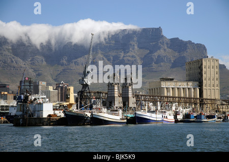 Bateaux à quai la flotte de pêche commerciale dans le port de Cape Town en dessous de Table Mountain Western Cape Afrique du Sud Banque D'Images