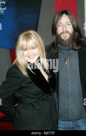 KATE HUDSON ET CHRIS ROBINSON MIRACLE EL CAPITAN EN PREMIÈRE MONDIALE LA HOLLYWOOD USA 02 Février 2004 Banque D'Images