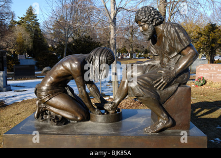 Grand et élaborer des stèles en bronze intitulé 'Divine serviteur' par Max Greiner au cimetière Mount Pleasant Toronto Canada Banque D'Images