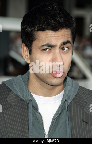 KAL PENN HAROLD et KUMAR VONT AU TAS BLANC CHINESE THEATRE HOLLYWOOD LOS ANGELES USA 27 Juillet 2004 Banque D'Images