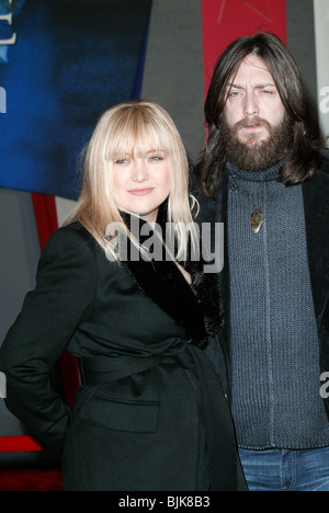 KATE HUDSON ET CHRIS ROBINSON MIRACLE EL CAPITAN EN PREMIÈRE MONDIALE LA HOLLYWOOD USA 02 Février 2004 Banque D'Images