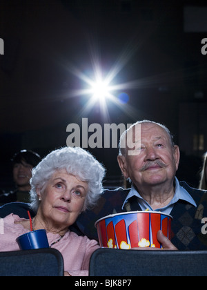 L'homme et la femme regarder la vidéo avec le pop-corn Banque D'Images