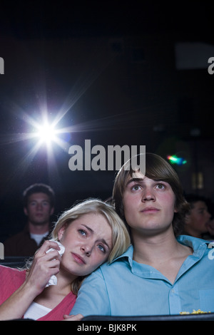 Crying Girl and smiling boy watching movie at Theatre Banque D'Images