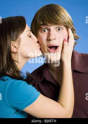 Girl kissing boy on joue Banque D'Images