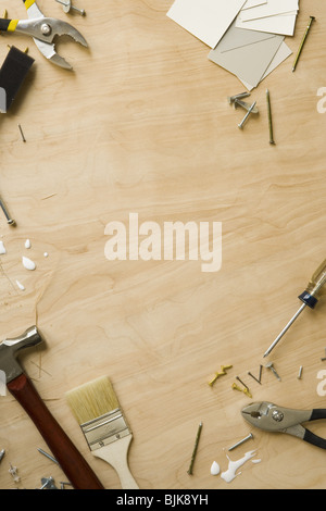 Outils et fixations sur plancher de bois franc Banque D'Images