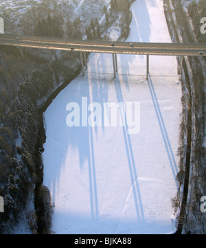 Photo aérienne du pont, un Talbruecke45 autoroute, Sauerlandlinie en hiver, neige, Hesse, Rhénanie du Nord-Westphalie, Allemagne, Europe Banque D'Images