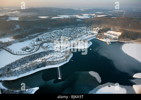 Photo aérienne, Biggesee réservoir dans la neige en hiver, Hesse, Rhénanie du Nord-Westphalie, Rhénanie-Palatinat, Allemagne, Europe Banque D'Images