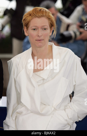 TILDA SWINTON FESTIVAL DE CANNES 2004 CANNES FRANCE 12 Mai 2004 Banque D'Images