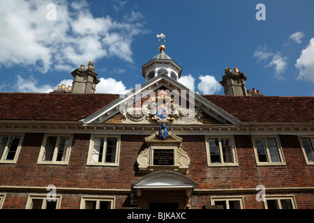 L'Angleterre, Salisbury, Wiltshire, High Street, l'extérieur de l'Ordre des marraines 1682. Girouette. Banque D'Images