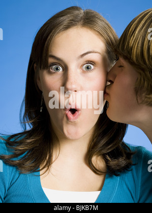 Gros plan du boy kissing girl on cheek Banque D'Images