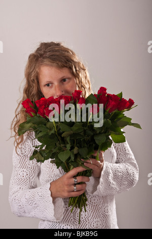 Femme avec bouquet de roses Banque D'Images