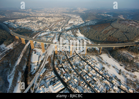 Photo aérienne, Siegerland, pont, un Sauerlandlinie45 autoroute, neige, hiver, Siegen, Rhénanie du Nord-Westphalie, Rhénanie-Palatinat, Allemagne, Banque D'Images