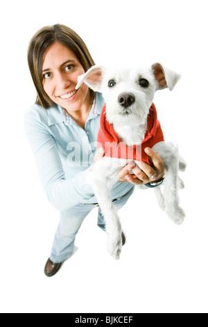 Femme avec chien blanc dans noir Banque D'Images