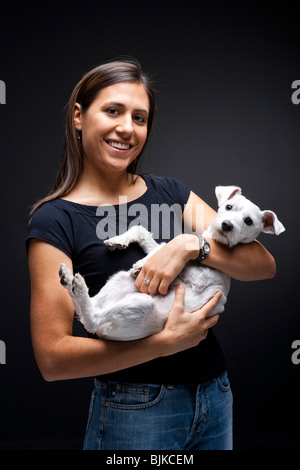 Femme avec chien blanc sur l'épaule Banque D'Images