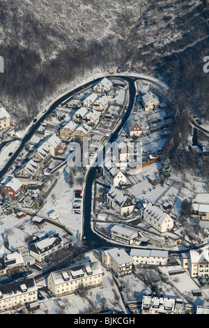 Photo aérienne, Meschede dans la neige en hiver, Nordrhein-Westfalen, Germany, Europe Banque D'Images