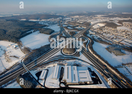 Photo aérienne, l'intersection de l'autoroute Olpe A4, A45, Sauerlandlinie, neige, hiver, Wenden, Nordrhein-Westfalen, Germany, Europe Banque D'Images