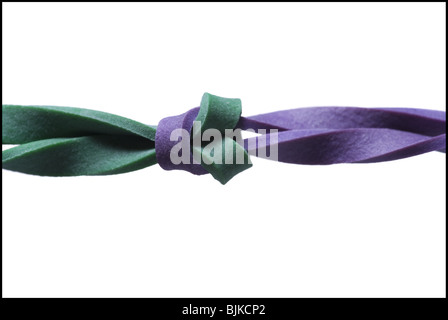 Deux bandes élastiques entrelacées Banque D'Images