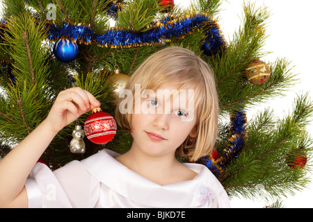 Nice girl décore un arbre de Noël Banque D'Images