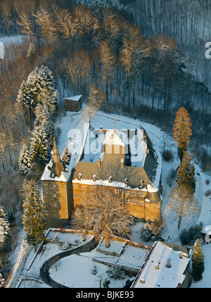 Photo aérienne, Burg Schnellenberg château dans la neige en hiver, Attendorn, Nordrhein-Westfalen, Germany, Europe Banque D'Images