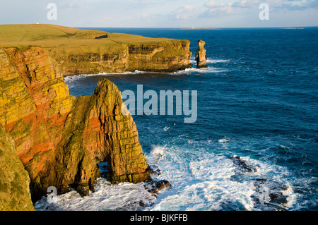 La mer et la pile du genou Thirle rock porte arche à Duncansby Head, Caithness, Ecosse, Royaume-Uni Banque D'Images