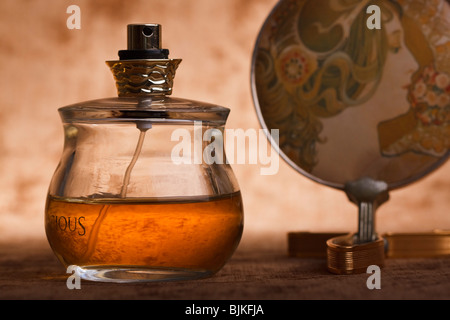 Résumé d'une bouteille de parfum de femmes. Rétro-éclairée. Banque D'Images