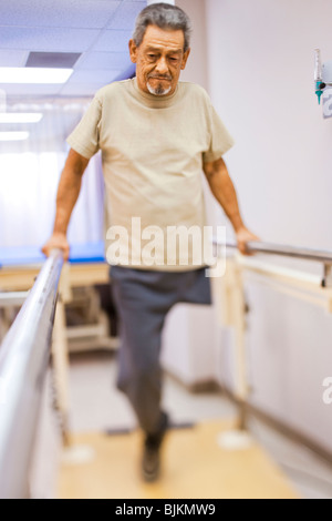 Homme plus âgé avec une jambe walking Banque D'Images