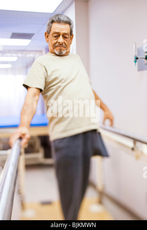 Homme plus âgé avec une jambe walking Banque D'Images