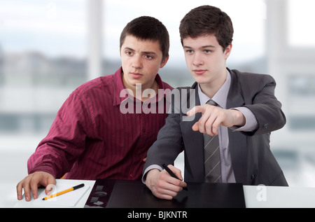 Deux jeunes à la recherche d'un projet Banque D'Images