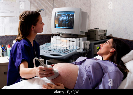 Passer une échographie de la femme enceinte Banque D'Images