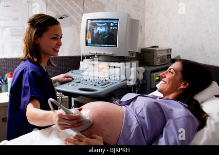 Passer une échographie de la femme enceinte Banque D'Images