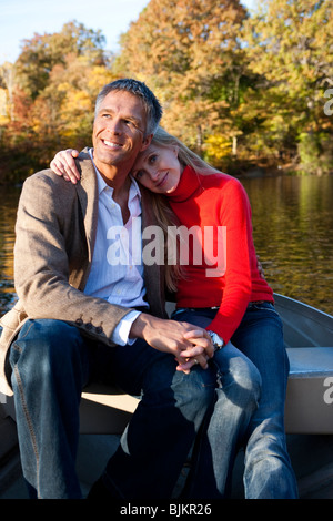 Couple sitting in canoe Banque D'Images