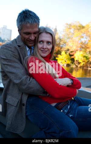 Couple sitting in canoe Banque D'Images