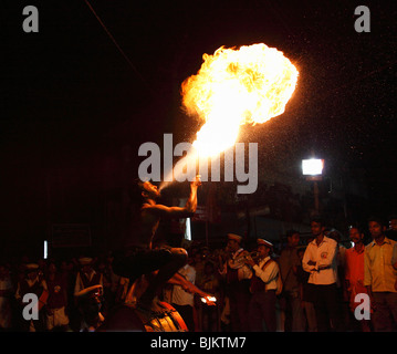 Mangeur de feu, cracheur de feu, temple fête à Pulinkudi, l'état du Kerala, en Inde, en Asie Banque D'Images