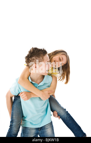 Un garçon portant un girl piggyback Banque D'Images