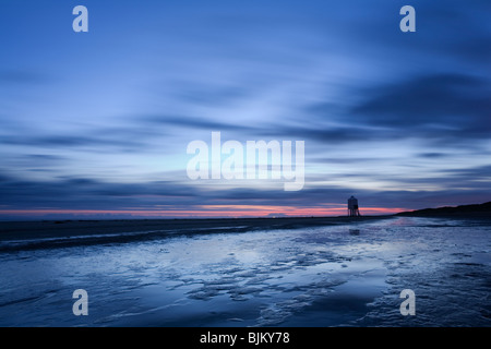 Phare de Burnham à marée basse après le coucher du soleil Banque D'Images