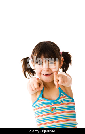 Smiling little Girl with pigtails pointant vers l'avant Banque D'Images