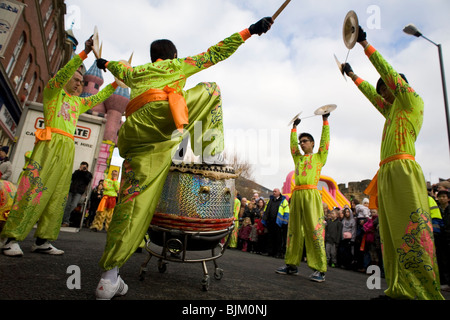 Batteurs démarrer le Nouvel An chinois dans le quartier chinois à Newcastle-upon-Tyne, en Angleterre. Banque D'Images