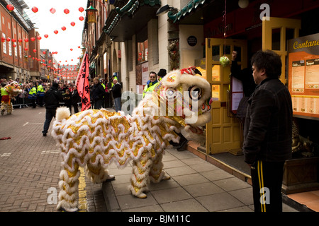 Une des danses du dragon à l'extérieur de restaurants dans le cadre de célébrations du Nouvel An chinois dans le quartier chinois à Newcastle-upon-Tyne, en Angleterre. Banque D'Images