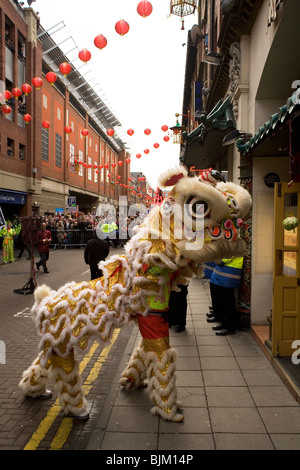 Une des danses du dragon à l'extérieur de restaurants dans le cadre de célébrations du Nouvel An chinois dans le quartier chinois à Newcastle-upon-Tyne, en Angleterre. Banque D'Images