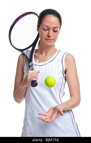 Joueur de tennis femme de lancer la balle en l'air, isolé sur un fond blanc. Banque D'Images